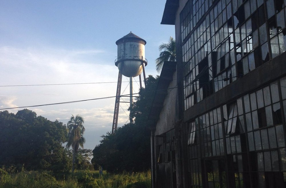 Erguida no coração da floresta para satisfazer interesses externos, Fordlândia acabou abandonada, tornando-se símbolo da tentativa fracassada de americanizar a Amazônia. Restaram memórias, ruínas e lições. A Amazônia, porém, permanece magnética, guardando histórias que revelam o desejo constante do mundo por ela.

