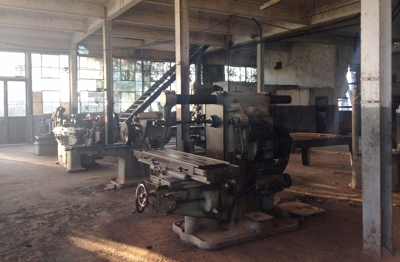 O “Galpão da Serraria” permanece de pé com maquinários originais em constante enferrujamento, o que testemunha silenciosamente um tempo em que se acreditava dominar a natureza. As marcas da Ford Motor Company ainda podem ser vistas nos equipamentos abandonados.