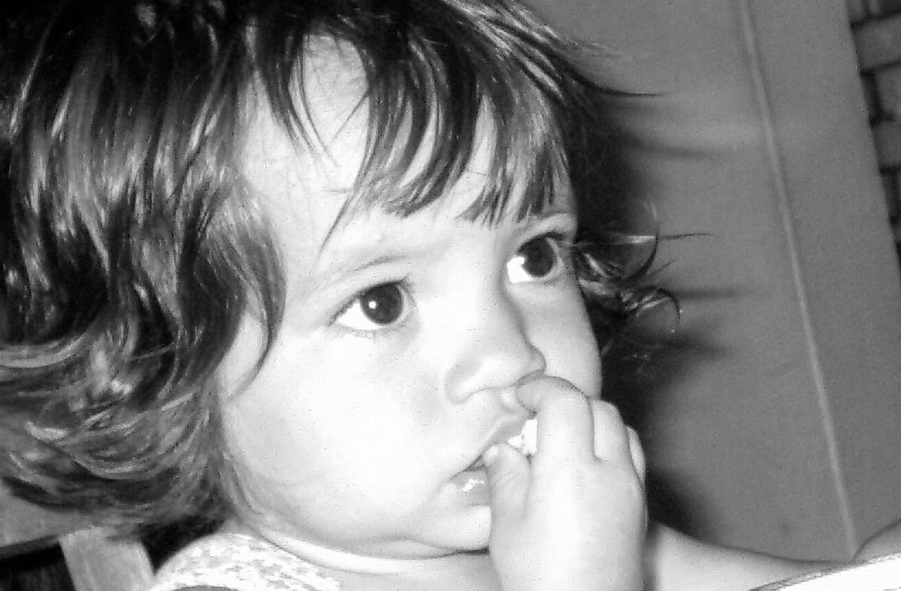 Nascida Isabela Yolanda Moner em 10/07/2001, na cidade americana de Cleveland, Ohio, é filha de mãe peruana, Katherine, e pai americano, Patrick Moner. Irmã do meio entre dois — todos crescidos em lar bilingue e de dupla nacionalidade —, ela destaca o orgulho de suas origens latinas.
