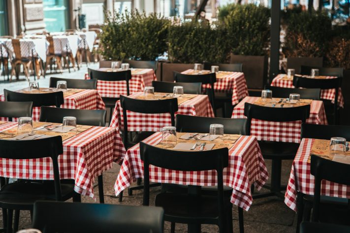 Mesas restaurante italiano, NEUTRA - Leonardo Cirimbelli/Unsplash