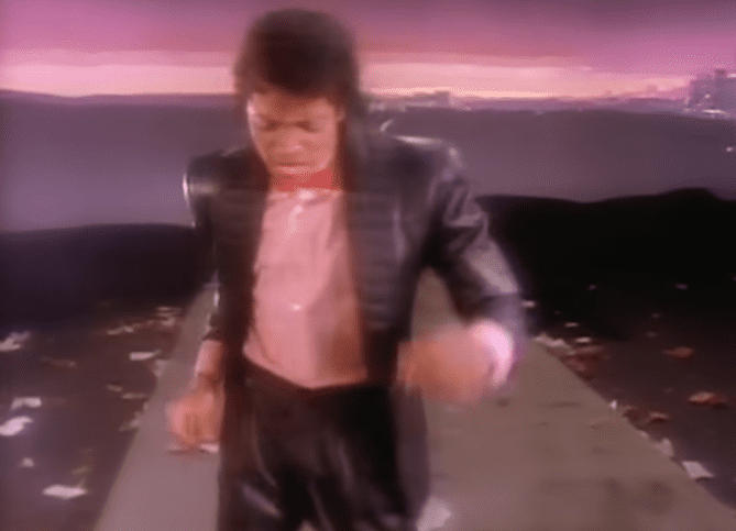 Produzido por Quincy Jones, o clipe mostra a versatilidade de Michael com uma performance espetacular de canto e dança, e uma arte visual que abriu caminho para a estética de muitos videoclipes dali para frente.  - Reprodução de vídeo / clipe Billie Jean