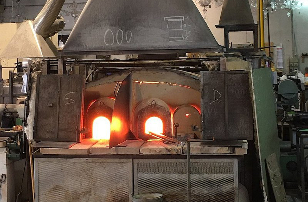 Os fornos de Murano são o coração da produção, atingindo temperaturas altíssimas para moldar o vidro. O controle do fogo, portanto, é arte e ciência a determinar a qualidade da peça. Mestres ajustam cada detalhe para obter cores e formas desejadas em meio ao ambiente que simboliza a paixão pela tradição.