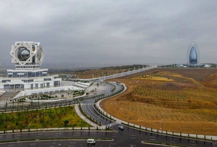 Até mesmo os turistas enfrentam severas limitações, especialmente relacionado ao que é permitido fotografar.