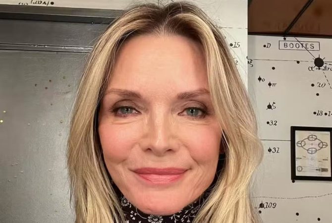 Aos 67 anos, Michelle Pfeiffer credita seu vigor a estilo alimentar ‘das cavernas’