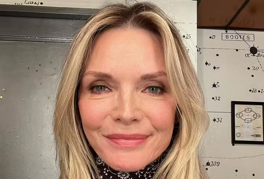 Michelle Pfeiffer – Atriz nascida na Califórnia em 29/4/1958, tem raízes alemãs por meio dos ancestrais paternos, ligados a famílias vindas da região do Reno. A herança cultural foi preservada por gerações que se estabeleceram no Oeste dos Estados Unidos.
