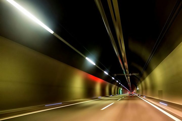 Túnel, foto NEUTRA - Ricardo Gomez Angel/Unsplash