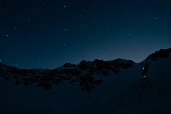 Montanha à noite, foto NEUTRA - sasaki/Unsplash