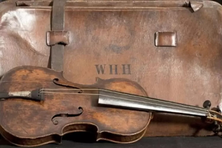 A bolsa foi leiloada por 290 mil libras (R$ 2,1 milhões).  O violino do maestro já havia sido leiloado em outubro de 2013 por 900 mil libras (R$ 6,5 milhões), mesmo valor alcançado pelo relógio de ouro de John Jacob Astor. 
