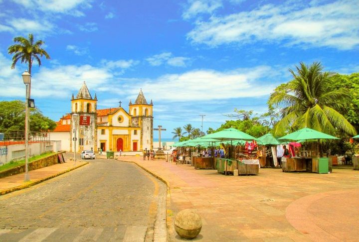 <p>O Sítio Histórico, com vista para o oceano Atlântico, reúne igrejas barrocas, conventos, mosteiros, casarios coloridos e ruas estreitas de pedra, formando uma paisagem urbana fascinante.</p>
