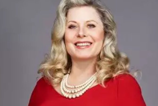 Vera Fischer celebra seus 74 anos ao lado de amigos e arranca elogios, inclusive virtuais