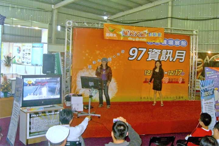 É usado amplamente em bares, festas, eventos familiares, restaurantes e até em competições formais. Salas específicas de karaokê, chamadas 