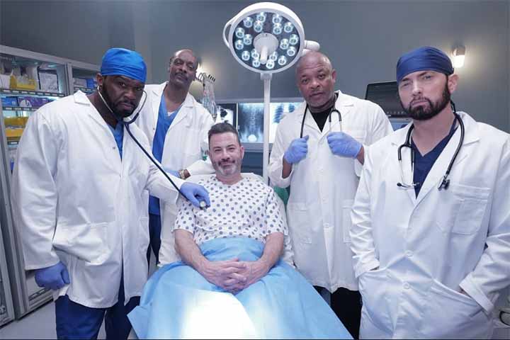 Desde o início, Jimmy Kimmel assumiu um tom mais próximo do público jovem, misturando entrevistas, esquetes, quadros recorrentes e comentários sarcásticos sobre a cultura pop e a política.
