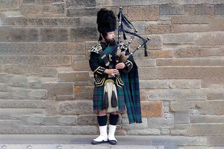 <p>Kilt – Escócia- Vestimenta tradicional masculina associada à identidade cultural da Escócia, reconhecida pelo uso do tecido padronizado em xadrez. Mais do que uma peça de roupa, tornou-se símbolo histórico, social e cerimonial do país.</p>
