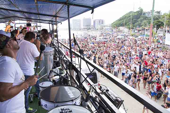 <p>Desde o início, sua proposta foi unir música, dança e identidade, criando uma sonoridade que mistura axé, samba-reggae e pagode baiano. Com o nome de origem africana que significa “Povo de Queto” na tradição iorubá, o grupo se tornou símbolo de resistência e celebração cultural.</p>
<p>&nbsp;</p>
