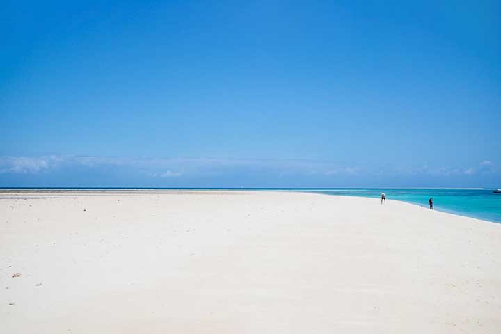 <p>Zanzibar, na costa da Tanzânia, encanta viajantes com praias de areia branca e mar azul-turquesa. O contraste cria paisagens paradisíacas e atrai turistas do mundo todo.</p>
