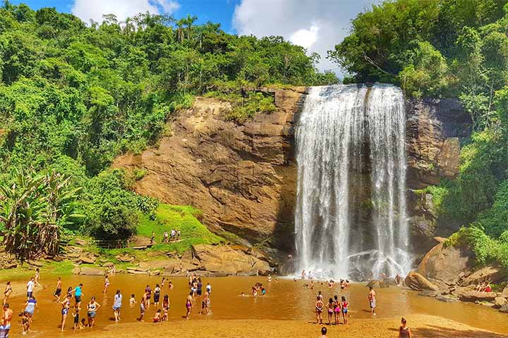 O espaço conta com restaurante, banheiros, redário, parquinho e até uma tirolesa de 100 metros para os mais aventureiros.