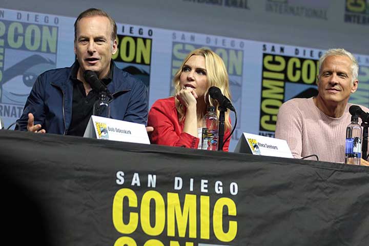 Sua colaboração continuada com Vince Gilligan em “Pluribus” reforçou essa parceria criativa e demonstrou sua disposição em explorar novas camadas dramáticas. 
