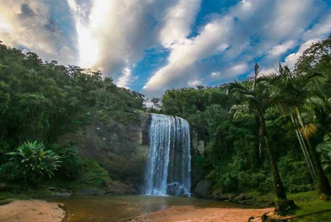 Cachoeira pouco visitada no interior de São Paulo é uma das mais bonitas do Brasil