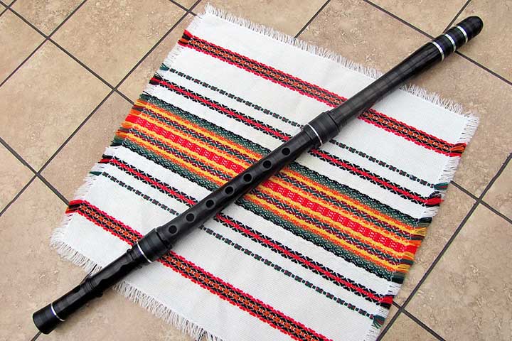 <p>Kaval — Bálcãs<br />
Flauta longa de madeira, produz um som suave e etéreo associado a pastores e canções antigas. É um dos símbolos musicais da região montanhosa dos Bálcãs.</p>
