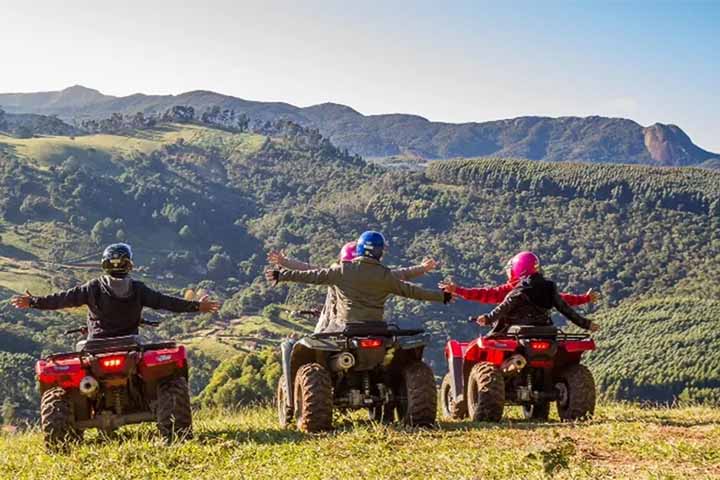 A pequena vila, oficialmente um distrito do município de Camanducaia, ganhou o apelido de “Suíça mineira” não apenas pela arquitetura inspirada em chalés alpinos, mas principalmente pelo clima frio, pela neblina frequente e pela paisagem serrana que lembra cenários europeus.
