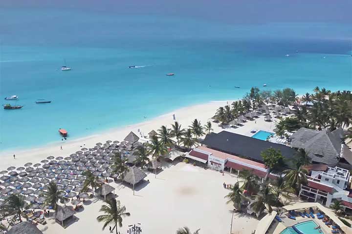 <p>Praias como Nungwi e Kendwa são procuradas não só pela beleza, mas também por esportes aquáticos e hospedagens de luxo. O pôr do sol é um espetáculo à parte.</p>
