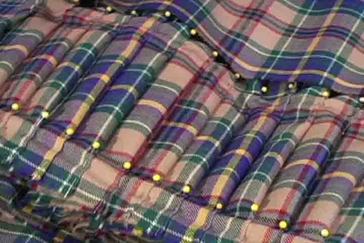 <p>O tecido tradicional do kilt é a lã, escolhida por sua resistência e capacidade de proteger do frio e da umidade. A lã também ajuda a manter a forma da peça.</p>
