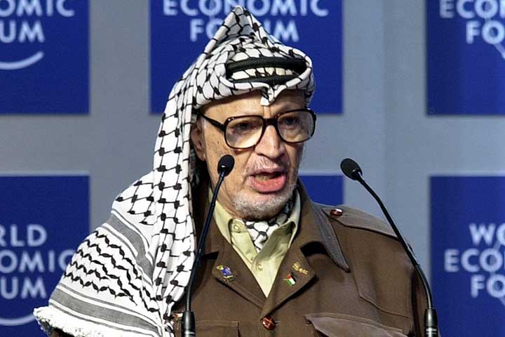 <p>Keffiyeh — Arábia Saudita<br />
Lenço tradicional masculino, usado na cabeça para proteção contra sol e areia. Tornou-se símbolo cultural e identitário em vários países árabes.</p>
