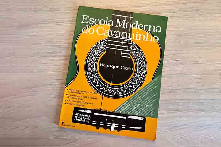 <p>Autodidata, aprendeu cavaquinho com o livro “Escola Moderna do Cavaquinho”, de Henrique Cazes. O instrumento, aliás, se tornaria parte de sua identidade artística. A vivência, ao desenvolver improviso em versos com a Folia de Reis, lhe deu naturalidade para compor e interpretar sambas autênticos.</p>

