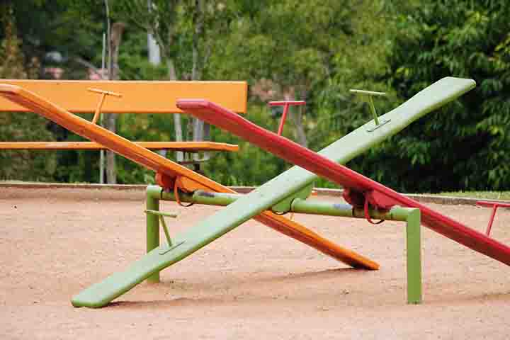 <p>A Revolução Industrial favoreceu a construção de gangorras mais duráveis, com metal e madeira tratada.<br />
Parques públicos do século XIX passaram a inserir o brinquedo nas áreas de lazer urbanas.</p>
