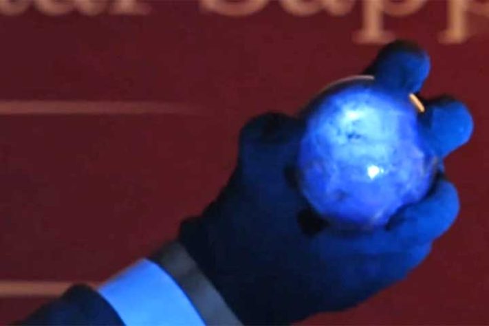 Safira estrela púrpura de 3.563 quilates (Estrela da Terra Pura), é encontrada no Sri Lanka - Reprodução do Youtube Canal Newsfirst English