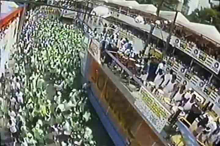 <p>Nos primeiros anos, o Ara Ketu brilhou nos desfiles de Salvador, faturando títulos de campeão já em 1981 – a vitória foi seguida por outras conquistas até 1983. A energia contagiante e batida marcante atraíam multidões, tornando-o essencial no Carnaval, que virou palco de sua afirmação cultural.</p>
