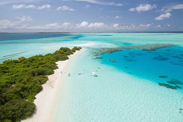 <p>Nas Maldivas, as ilhas de areia branca cercadas por recifes de coral oferecem um cenário ideal para mergulho e relaxamento. As águas são calmas e cristalinas.</p>
