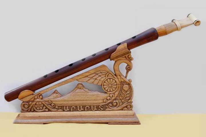 <p>Duduk — Armênia<br />
Feito de damasqueiro, tem um timbre melancólico muito usado em trilhas sonoras. É considerado patrimônio cultural armênio pela profundidade emocional de seu som.</p>
