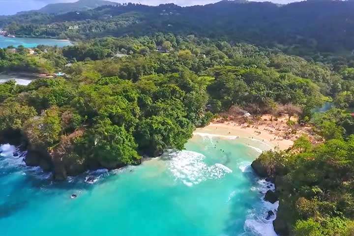 <p>Essa legislação antiga serve hoje como base jurídica para que o governo venda terrenos estratégicos a grandes resorts e empreiteiras estrangeiras.</p>
