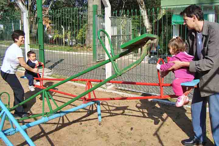 <p>As gangorras normalmente são feitas de madeira, metal ou plástico resistente, materiais capazes de suportar peso e uso contínuo.<br />
Em parques públicos, é comum a combinação de estrutura metálica com assentos de plástico ou madeira tratada, visando durabilidade e segurança.</p>
