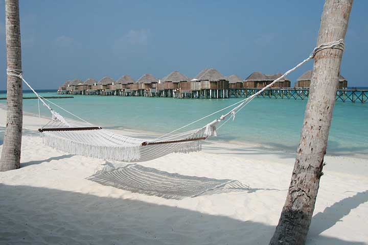 <p>A formação das Maldivas, sobre atóis de coral, favorece a criação de praias com areia clara e macia. Isso dá ao arquipélago fama de destino romântico e exclusivo.</p>
