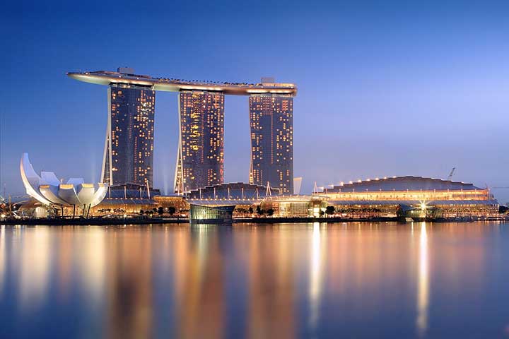 <p>Singapura – Sede de dois resorts integrados de luxo, como o Marina Bay Sands. O modelo alia jogo, arquitetura futurista e forte controle estatal.</p>
