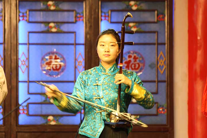 <p>Erhu — China<br />
Instrumento de duas cordas tocado com arco, capaz de emitir notas extremamente expressivas. É comum em melodias tristes, solistas e orquestras chinesas.</p>
