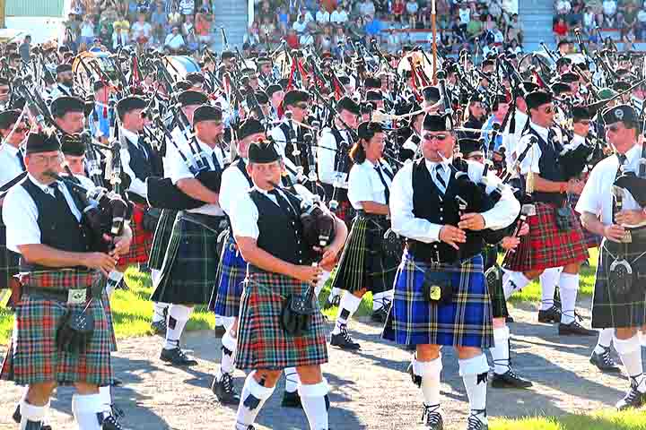 <p>Uma das características mais marcantes é o tartan, padrão de quadros formado por linhas cruzadas. Cada combinação de cores pode representar um clã ou família.</p>
