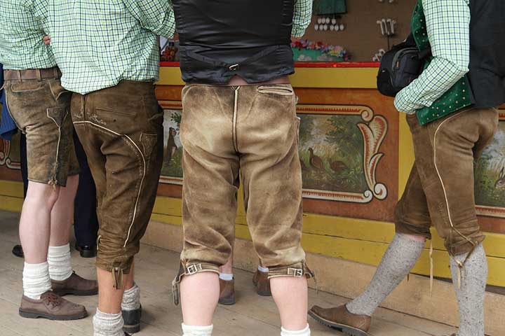 <p>Lederhosen — Alemanha<br />
Calça curta de couro típica da região da Baviera. É comum em festas tradicionais, como a Oktoberfest, e em eventos folclóricos.</p>

