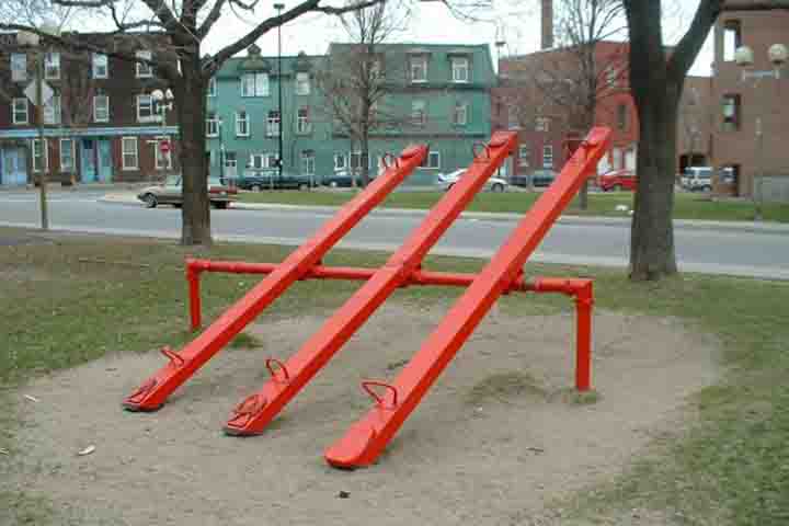 <p>No litoral paranaense, especialmente em Paranaguá, a gangorra recebe o apelido de catita entre moradores.<br />
Esses nomes populares refletem a diversidade cultural e linguística do país.</p>
