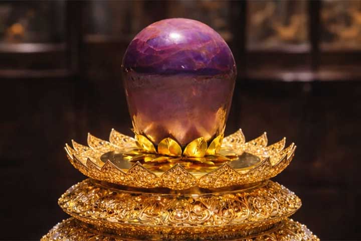 <p>Batizada de “Estrela da Terra Pura”, a pedra tem 3.563 quilates e reúne características extremamente raras.</p>
