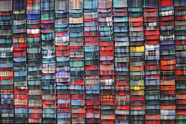 <p>As cores variam bastante, indo de tons sóbrios a combinações mais vibrantes. O desenho do tartan funciona como um marcador de pertencimento e herança.</p>
