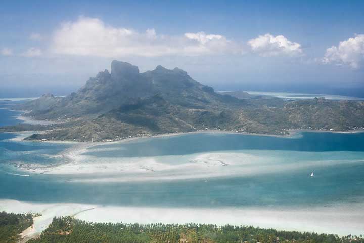 <p>A areia branca ali também se deve aos recifes de coral ao redor da ilha. Esses fragmentos formam bancos de areia brilhante e muito fina.</p>
