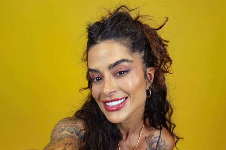 Nascida e criada no MÃ©ier, Zona Norte do Rio de Janeiro, Aline Campos sempre foi apaixonada pela danÃ§a. Foi bailarina do DomingÃ£o do FaustÃ£o e chamou a atenÃ§Ã£o do Brasil ao se transformar no â??verÃ£oâ? de um comercial de cervejaria.