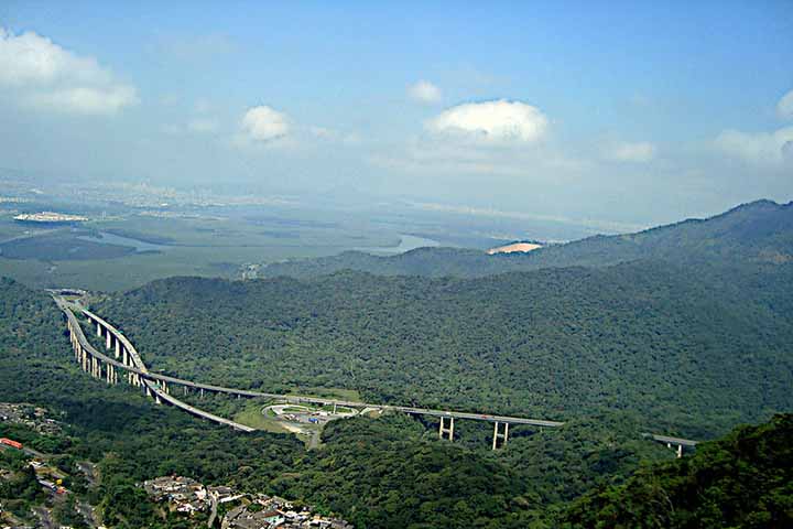 Essa integração entre o concreto e a natureza transforma o deslocamento em uma jornada contemplativa, onde a própria estrada já é parte da experiência.