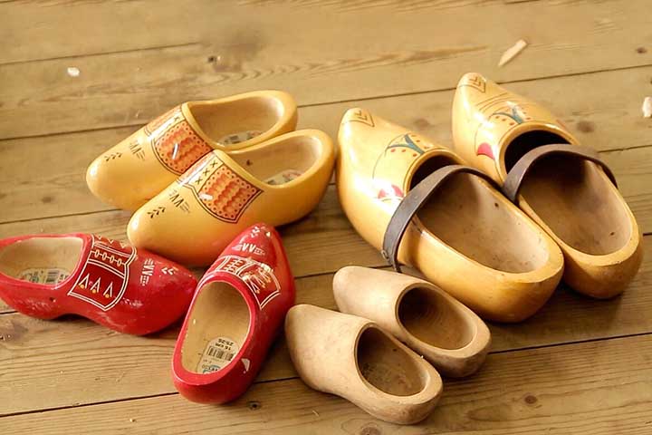 <p>Clogs (tamancos de madeira) — Países Baixos<br />
Calçados feitos de madeira, usados originalmente no trabalho rural. Hoje são símbolo cultural e souvenir clássico.</p>
