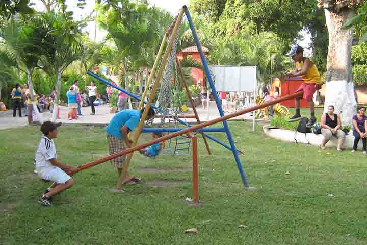 <p>Na Espanha e na América Hispânica, o nome tradicional é sube y baja, que descreve precisamente o movimento. Esse termo é amplamente utilizado em parques infantis e praças.</p>
