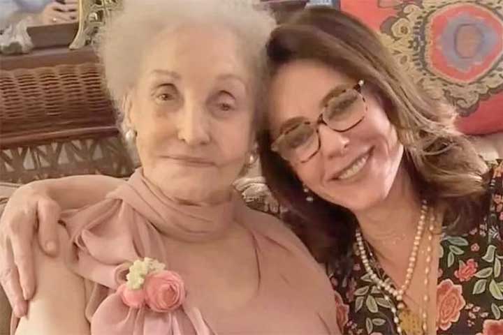 Filha dos atores Monah Delacy e Geraldo Matheus, fundadores do Teatro de Arena, ela cresceu em um ambiente artístico que influenciou diretamente sua escolha profissional. 
