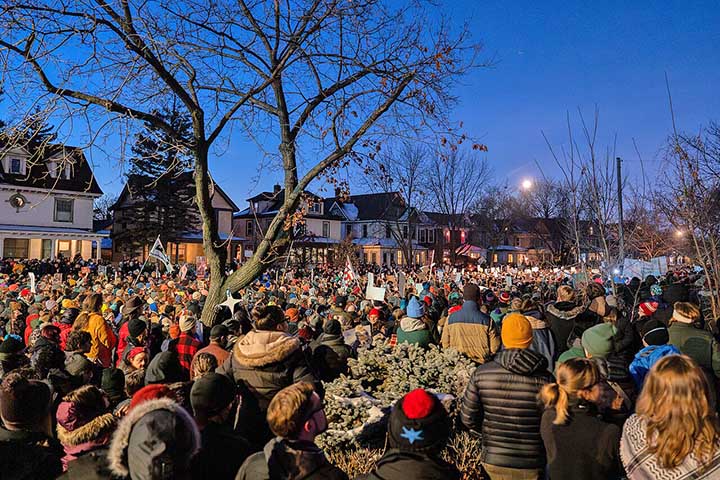 Essa retórica serviu de base para a implementação de medidas restritivas que alteraram profundamente a política migratória dos Estados Unidos e ampliaram tensões internas e externas.
- Chad Davis/Wikimédia Commons